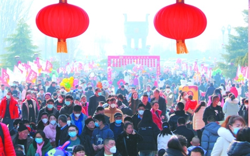 游人在临沂市沂蒙山龟蒙景区新春庙会上游玩(1月22日摄)。新华社发